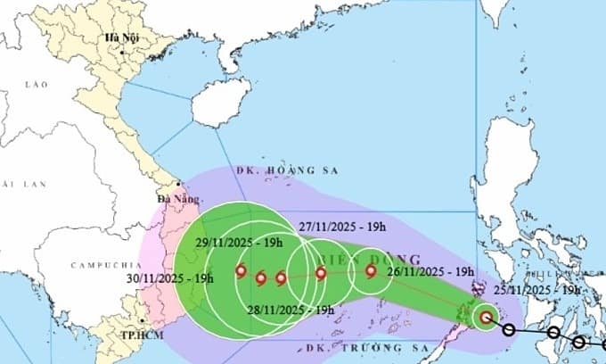Tropical depression strengthens into storm near East Sea
