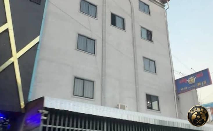 印尼人求救：疑遭囚禁从事电诈，40余人被困KTV旁建筑