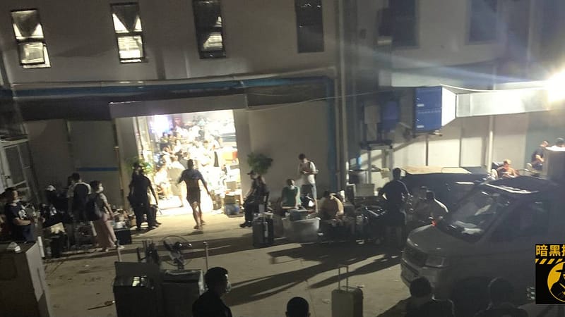 #西港皇冠三期：园区门口都被这些搬家的车给堵住了

PS