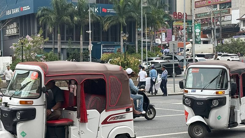 #西港

双狮转盘，嘟嘟车经过全都拦下来查