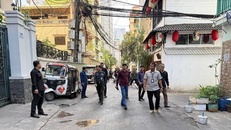 #网友爆料  

宪兵队正在金边桑园区一栋大楼外实施包围
