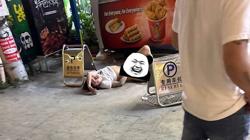 #网友投稿：西港双狮旁边香格里拉酒店门口一名大哥又陷入自我陶