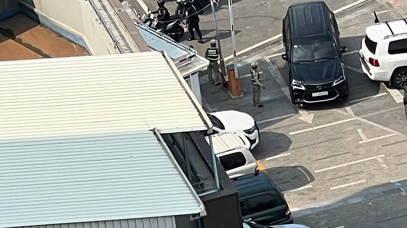 #突发事件 #富力

富力正门口，刚到宪兵和警察一车人，