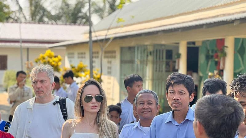 安吉丽娜·朱莉重回柬埔寨

昨天，美国好莱坞明星安吉丽娜