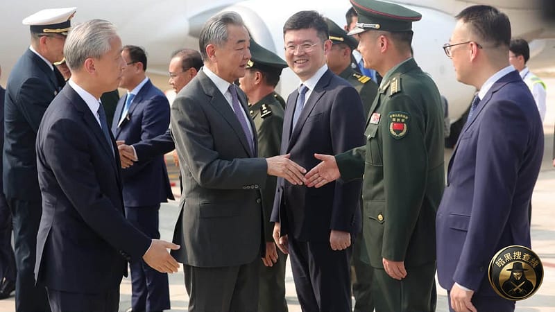 #柬埔寨新闻  中国外交部长王毅与中国国防部长董军抵达柬埔寨